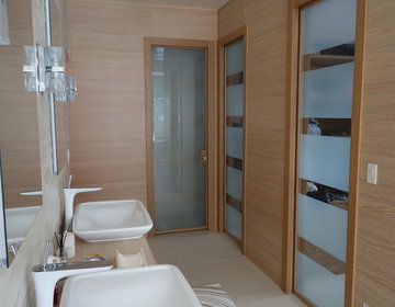 GAVISIO-4 model glass pocket doors installed in toilet rooms and walk-in-closets