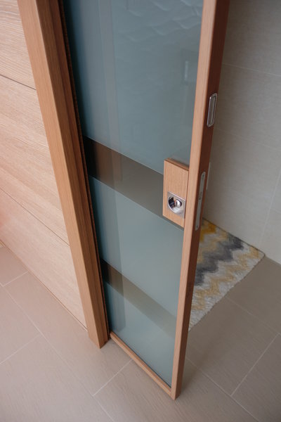 Sunken door pools with lock used in toilet rooms