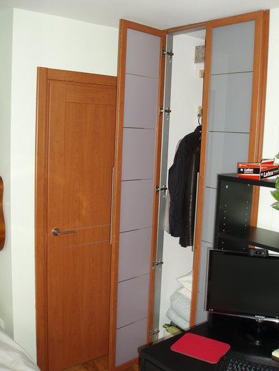 Bedroom door & closet coordinated in modern style cherry color