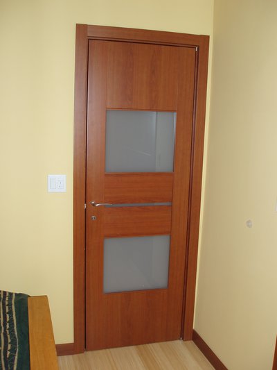 Bedroom door in Cherry color with frosted glass