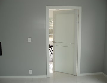 Glass door with special push-in hinge