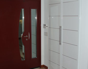 Coat closet in white glossy finish