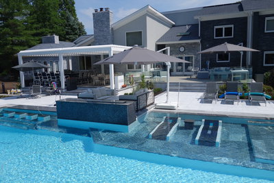 Aluminum Pergola SMART installed over the outdoor kitchen